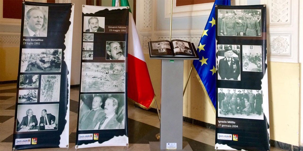  Mostra della Fondazione luci dal buio presso salone del Palazzo del Governo di Benevento - Generale Gianfranco Milillo